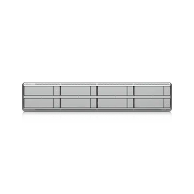 Ubiquiti NVR G2 Pro, silbernes Rack-NVR mit 8 Laufwerksschächten in zwei Reihen, Frontansicht auf schwarzem Hintergrund mit Ubiquiti NVR G2 Pro, silbernes Rack-NVR mit 8 Laufwerksschächten in zwei Reihen, Frontansicht auf schwarzem Hintergrund mit