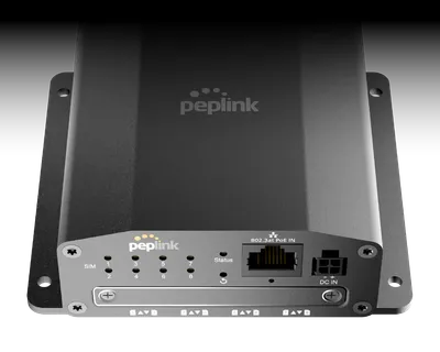 Peplink SIM Injector с фронтальной панелью: слот для SIM-карты, 8 светодиодов, порт Ethernet PoE IN и разъём питания
