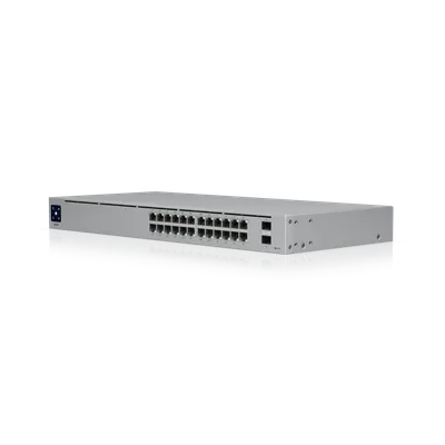 Ubiquiti USW-24-POE-EU Netzwerk-Switch mit 24 Ethernet-Ports, 2 SFP-Ports und Display in silbernem Rackmount-Gehäuse.