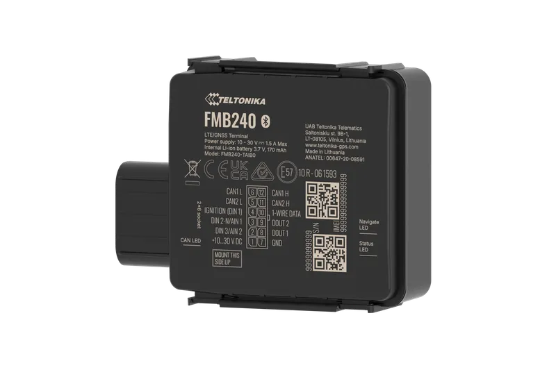 Чёрный трекер Teltonika FMB240 с обратной стороны, технической наклейкой, схемой подключения, серийным номером и QR-кодами