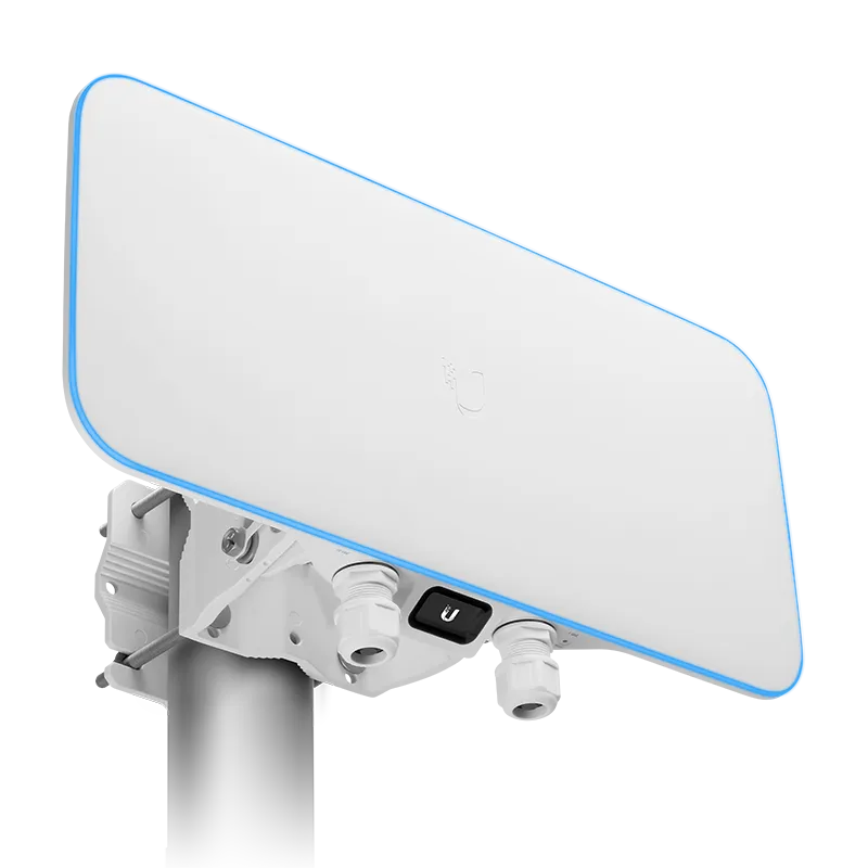Punto de acceso inalámbrico Ubiquiti UniFi AP XG Wave2 montado en poste, vista inferior con anillo LED azul, conectores Punto de acceso inalámbrico Ubiquiti UniFi AP XG Wave2 montado en poste, vista inferior con anillo LED azul, conectores