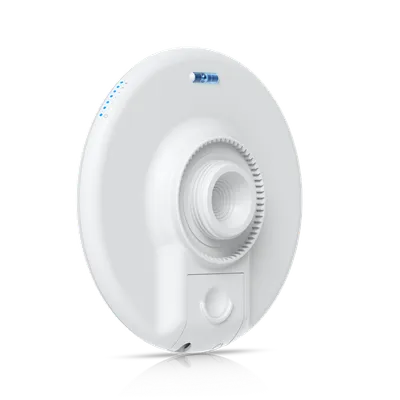 Беспроводной мост UniFi UDB-Pro 5 ГГц с PoE-Out, показанный на чёрном фоне с синими индикаторами и креплением для монтажа Беспроводной мост UniFi UDB-Pro 5 ГГц с PoE-Out, показанный на чёрном фоне с синими индикаторами и креплением для монтажа