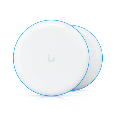 Kit Ubiquiti UniFi Building Bridge XG, due antenne paraboliche bianche con bordo blu in primo piano su sfondo nero con