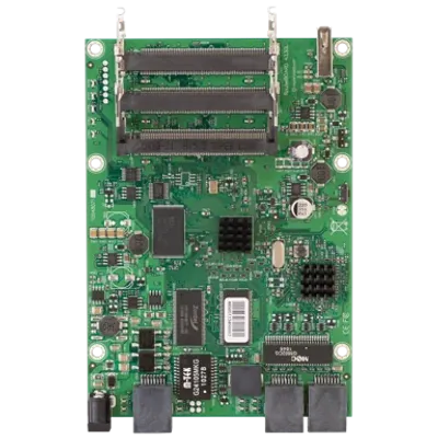 MikroTik RB433-Serie Gehäuse mit USB-Löchern grüne Platine mit SMD-Bauteilen, Steckverbindern und Montagelöchern für