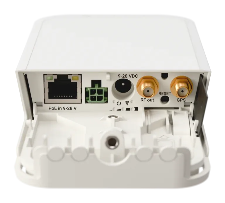 MIKROTIK wAP LoRa9G Kit Rückansicht des weißen LoRa-WAN-Gateways mit freiliegender Montagehalterung und Anschlüssen:
