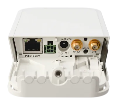 Kit wAP LoRa8G, vista trasera con puerto PoE, terminal de alimentación, conector DC, conectores SMA para RF y GPS, y botón Kit wAP LoRa8G, vista trasera con puerto PoE, terminal de alimentación, conector DC, conectores SMA para RF y GPS, y botón