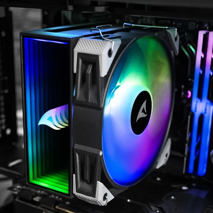 Sharkoon CPU Kühler A40 mit 120mm RGB-Lüfter und schwarzem Kühlkörper in einem PC-Gehäuse montiert neben beleuchtetem RAM. Sharkoon CPU Kühler A40 mit 120mm RGB-Lüfter und schwarzem Kühlkörper in einem PC-Gehäuse montiert neben beleuchtetem RAM.