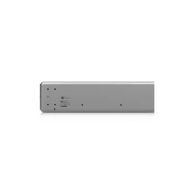 Ubiquiti NVR G2 Pro Netzwerk-Videorekorder von unten mit Schraublöchern und Typenschild auf schwarzem Hintergrund mit Ubiquiti NVR G2 Pro Netzwerk-Videorekorder von unten mit Schraublöchern und Typenschild auf schwarzem Hintergrund mit