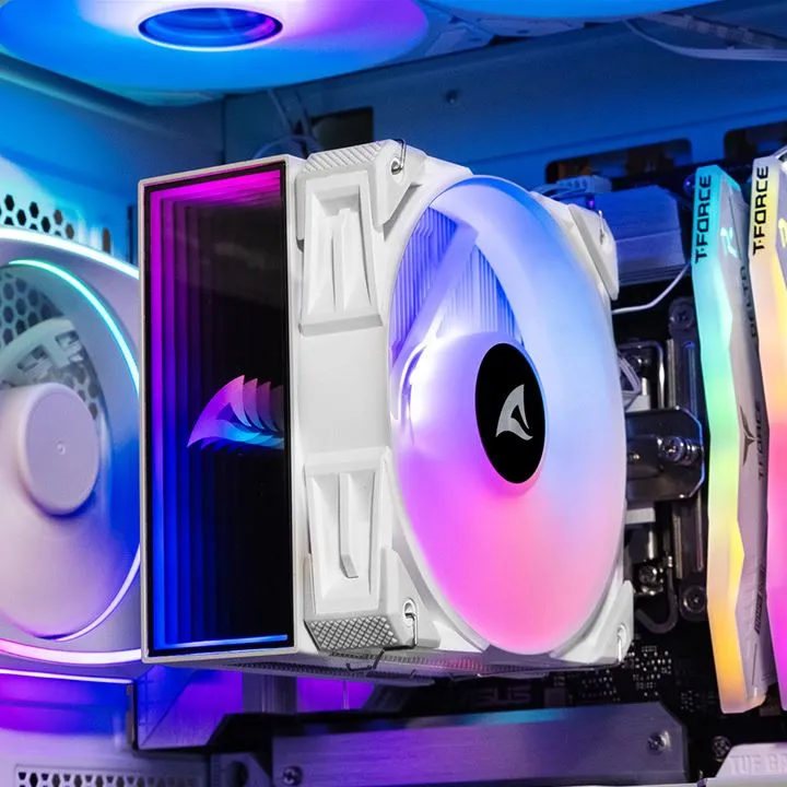 Sharkoon CPU Kühler A50 weiß mit RGB 120mm Lüftern auf AM4/5 Mainboard in PC-Gehäuse montiert. Sharkoon CPU Kühler A50 weiß mit RGB 120mm Lüftern auf AM4/5 Mainboard in PC-Gehäuse montiert.