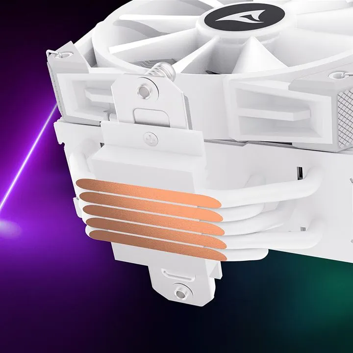 Weißer Sharkoon CPU-Kühler A50 mit 120mm RGB-Lüfter, vier sichtbaren Kupfer-Heatpipes und schwarzem Logo auf dunklem Weißer Sharkoon CPU-Kühler A50 mit 120mm RGB-Lüfter, vier sichtbaren Kupfer-Heatpipes und schwarzem Logo auf dunklem