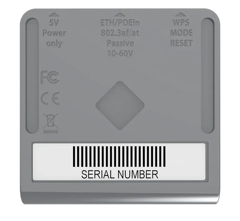 Routeur MikroTik mAP lite RBmAPL-2nD vu de dos avec ports 5V et Ethernet PoE, bouton WPS/RESET, logos CE et FC, sticker Routeur MikroTik mAP lite RBmAPL-2nD vu de dos avec ports 5V et Ethernet PoE, bouton WPS/RESET, logos CE et FC, sticker