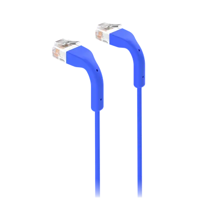 Ubiquiti UniFi Cat6 Patchkabel 10cm blau mit zwei RJ45-Steckern, goldenen Kontakten und blauen Knickschutzhüllen auf weißem Ubiquiti UniFi Cat6 Patchkabel 10cm blau mit zwei RJ45-Steckern, goldenen Kontakten und blauen Knickschutzhüllen auf weißem
