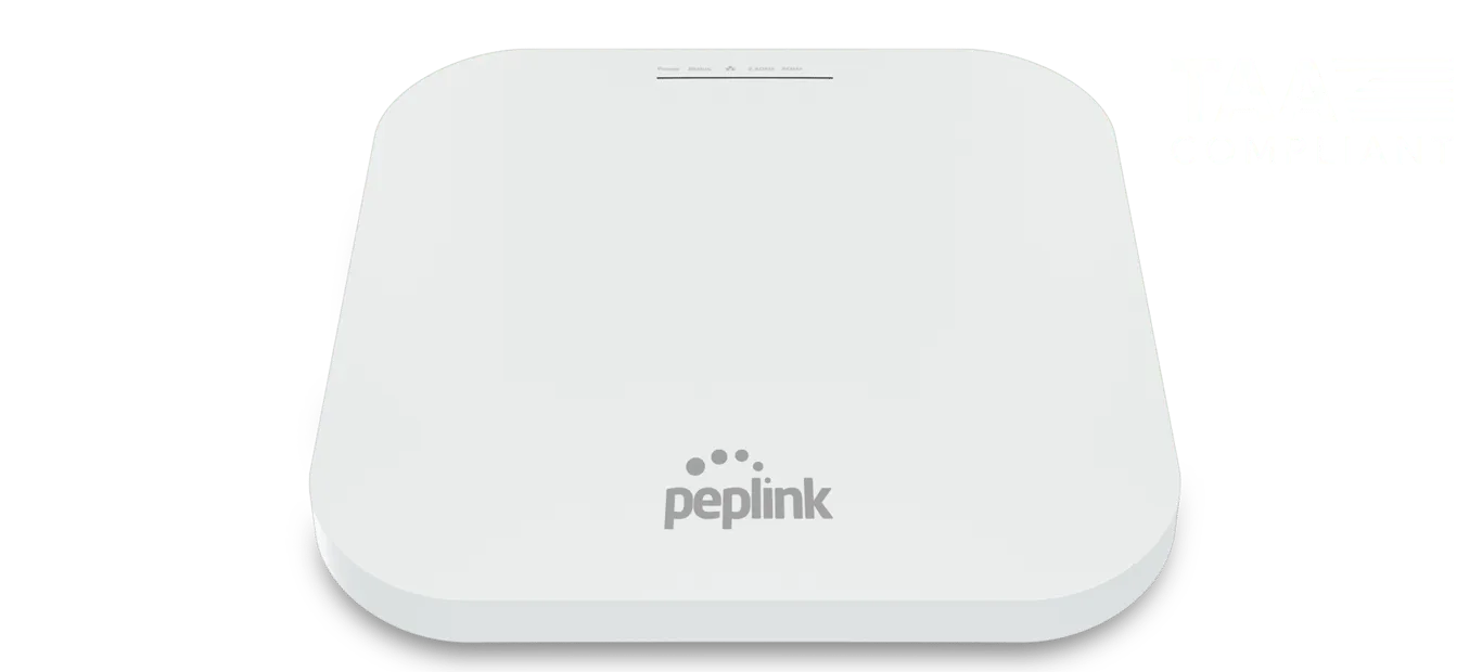 Punto di accesso wireless Peplink AP One AX bianco con logo grigio e LED su sfondo verde per reti aziendali sicure.