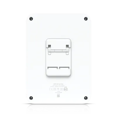 Ubiquiti Access Gate Starter Kit Rückansicht mit Montagehalterung, vier Eckschrauben und Regulierungstext auf weißem Gehäuse.