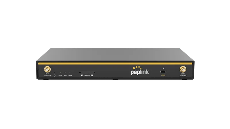 Peplink FIPS-Lizenz für Balance 380 Router mit goldener Frontblende, Antennenanschlüssen, LED-Anzeigen und USB-C-Anschluss