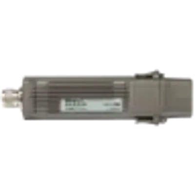 Dispositivo wireless MikroTik Metal 52 ac cilindrico in metallo grigio con etichetta e connettore laterale per reti ad alta Dispositivo wireless MikroTik Metal 52 ac cilindrico in metallo grigio con etichetta e connettore laterale per reti ad alta