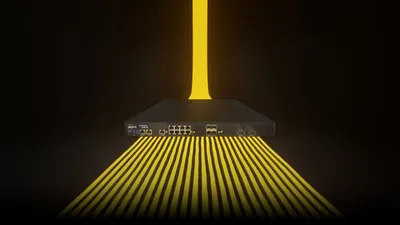 Peplink Balance 5000 EC чёрный стоечный маршрутизатор с портами Ethernet и светодиодами на чёрном фоне с жёлтыми лучами