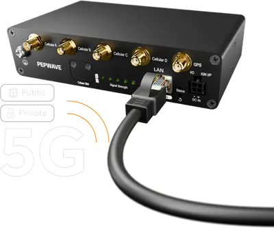 5G адаптер ADP-5GZ-T-PRM с антенными и LAN-портами для публичных и частных сетей в черном корпусе с подключенным кабелем. 5G адаптер ADP-5GZ-T-PRM с антенными и LAN-портами для публичных и частных сетей в черном корпусе с подключенным кабелем.