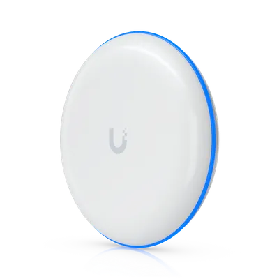Puente inalámbrico UniFi Building Bridge 60 GHz Gigabit+ con borde azul en ángulo sobre fondo negro para conexiones de alta Puente inalámbrico UniFi Building Bridge 60 GHz Gigabit+ con borde azul en ángulo sobre fondo negro para conexiones de alta