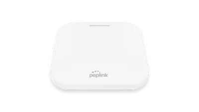 PoE Activation Kit von Peplink mit weißem Gehäuse, Status-LEDs und Logo für Netzwerkgeräte. PoE Activation Kit von Peplink mit weißem Gehäuse, Status-LEDs und Logo für Netzwerkgeräte.