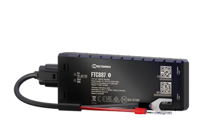 GPS-трекер Teltonika FTC887 с чёрным корпусом, белой наклейкой с характеристиками и QR-кодами, подключённым жгутом питания