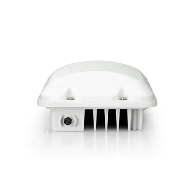 RUCKUS T350SE WiFi6 Outdoor-Access-Point mit BeamFlex+ in weiß, schräg von unten mit Kühlrippen, wasserdichter
