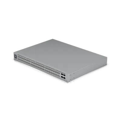 Ubiquiti UniFi Switch USW-Pro-Max-48 mit silbernem Gehäuse, mehreren RJ45-Ports und SFP+-Slots in Rack-Montage vor Ubiquiti UniFi Switch USW-Pro-Max-48 mit silbernem Gehäuse, mehreren RJ45-Ports und SFP+-Slots in Rack-Montage vor