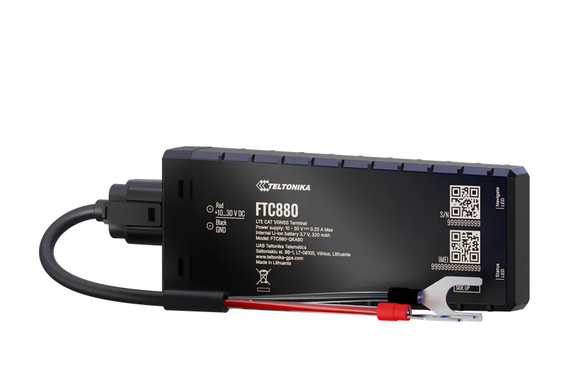 GPS-трекер Teltonika FTC880 чёрного цвета с кабелем питания и разъёмом для подключения к транспортному средству.