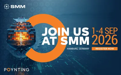 Poynting SMA-Adapter A-ADPT-055 für Antennen auf SMM 2026 Hamburg Werbebanner mit Containerschiff und Netzdesign.