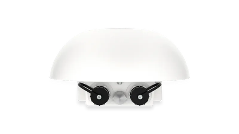 Router Dome Pro Duo Dual-5G IP67 per esterni, vista laterale del dispositivo a cupola bianca con staffa di montaggio e due