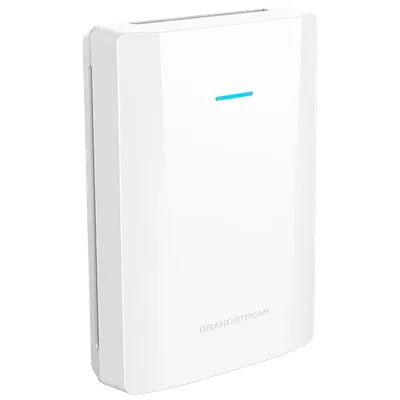 Grandstream GWN7672WM Tri-Band-WLAN-Access-Point in Weiß mit blauer LED und Logo auf schwarzem Hintergrund. Grandstream GWN7672WM Tri-Band-WLAN-Access-Point in Weiß mit blauer LED und Logo auf schwarzem Hintergrund.
