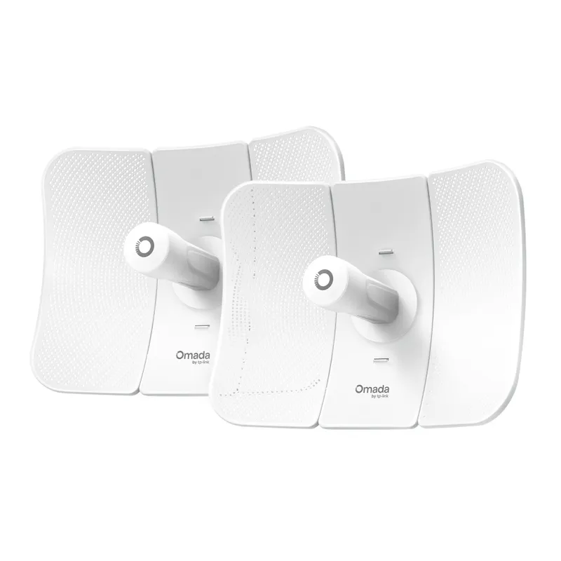 Kit TP-Link Omada WL-AP Beam Bridge 5 UR, dos puntos de acceso blancos con panel perforado y brazo de montaje cilíndrico en