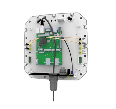 Poynting A-EPNT-0002-V1-01 weiße 5G/LTE-Richtfunkantenne mit geöffnetem Gehäuse, grüner Platine und SMA-Anschlüssen für Poynting A-EPNT-0002-V1-01 weiße 5G/LTE-Richtfunkantenne mit geöffnetem Gehäuse, grüner Platine und SMA-Anschlüssen für