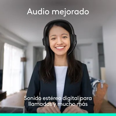 Mujer usando auriculares Logitech H390 USB-C con micrófono en ambiente de oficina en casa para llamadas con sonido estéreo Mujer usando auriculares Logitech H390 USB-C con micrófono en ambiente de oficina en casa para llamadas con sonido estéreo