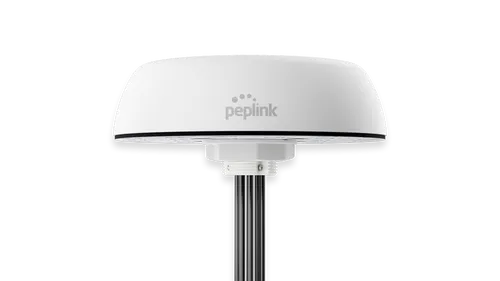 Mobility 42G 7-in-1 Antenne mit GPS-Empfänger, weißes Kuppelgehäuse auf Metallstange montiert, Peplink-Logo sichtbar