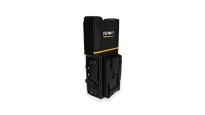 Pepwave SpeedFusion Cam schwarze Überwachungskamera mit gelben Akzenten und Montageinterface in Schrägansicht auf weißem Pepwave SpeedFusion Cam schwarze Überwachungskamera mit gelben Akzenten und Montageinterface in Schrägansicht auf weißem
