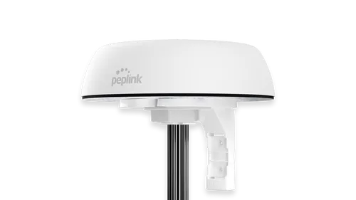 Mobility 42G 7-in-1 Antenne mit GPS-Empfänger, weiße Kuppelantenne von Peplink mit grauem Logo und drei Punkten, montiert