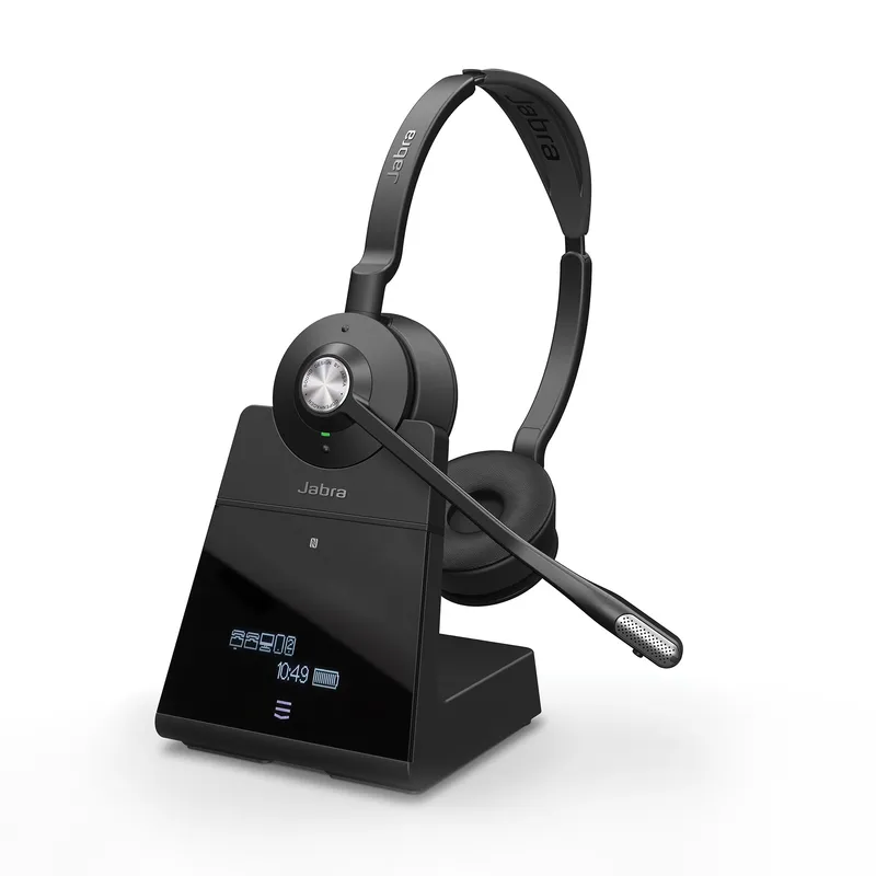 Беспроводная гарнитура Jabra Engage 75 Stereo на зарядной базе с микрофоном и дисплеем времени 10:49 и уровня заряда батареи.