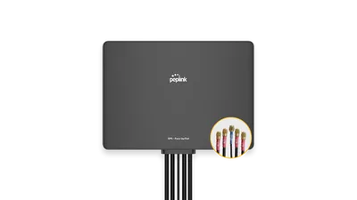 Peplink ANT-SLM-40G-S-B-6 40G Slim LTE/5G- und GPS-Antenne in Schwarz mit vier farbcodierten SMA-Anschlüssen und