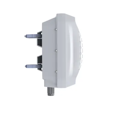 Weiße Poynting 5G/LTE-Richtfunkantenne A-EPNT-0002-V1-01 mit SMA-Anschluss seitlich an Mast oder Wand montiert. Weiße Poynting 5G/LTE-Richtfunkantenne A-EPNT-0002-V1-01 mit SMA-Anschluss seitlich an Mast oder Wand montiert.