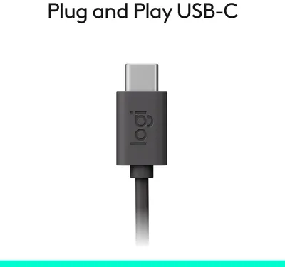 Conector USB-C negro del Logitech Headset H390 con punta metálica plateada y logo "logi" en primer plano sobre fondo blanco Conector USB-C negro del Logitech Headset H390 con punta metálica plateada y logo "logi" en primer plano sobre fondo blanco