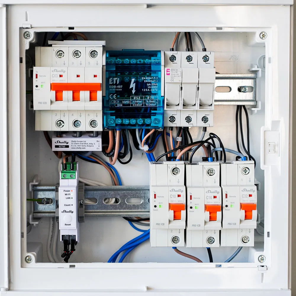 Shelly · Smarter Leitungsschutzschalter · "Pro 3CB C16" · 3-polig · 16A · Fernsteuerung · LAN · WLAN · Bluetooth Shelly · Smarter Leitungsschutzschalter · "Pro 3CB C16" · 3-polig · 16A · Fernsteuerung · LAN · WLAN · Bluetooth