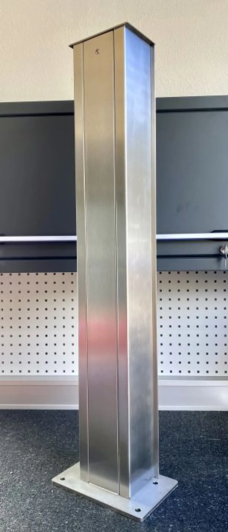 Stele in acciaio inox 2N Zubehör con finitura satinata, base quadrata fissata a pavimento e coperchio inclinato per