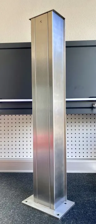Stele in acciaio inox 2N Zubehör con finitura satinata, base quadrata fissata a pavimento e coperchio inclinato per Stele in acciaio inox 2N Zubehör con finitura satinata, base quadrata fissata a pavimento e coperchio inclinato per