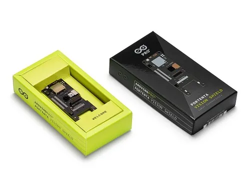 Arduino Portenta Vision Shield LoRa mit geöffnetem grünem und geschlossenem schwarzem Verpackungskarton auf weißem Arduino Portenta Vision Shield LoRa mit geöffnetem grünem und geschlossenem schwarzem Verpackungskarton auf weißem