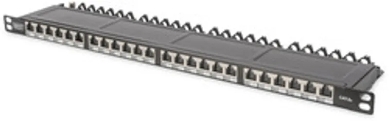 Panel de parcheo DIGITUS 0,5HE 24 puertos Cat6a blindado negro con 24 conectores RJ45 y guías de cableado en rack.