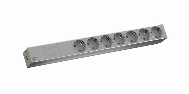 Barrette multiprises ALLNET 19zbh 7 prises CEE7 avec filtre de fréquence et logo Bachmann en métal argenté vue en diagonale.