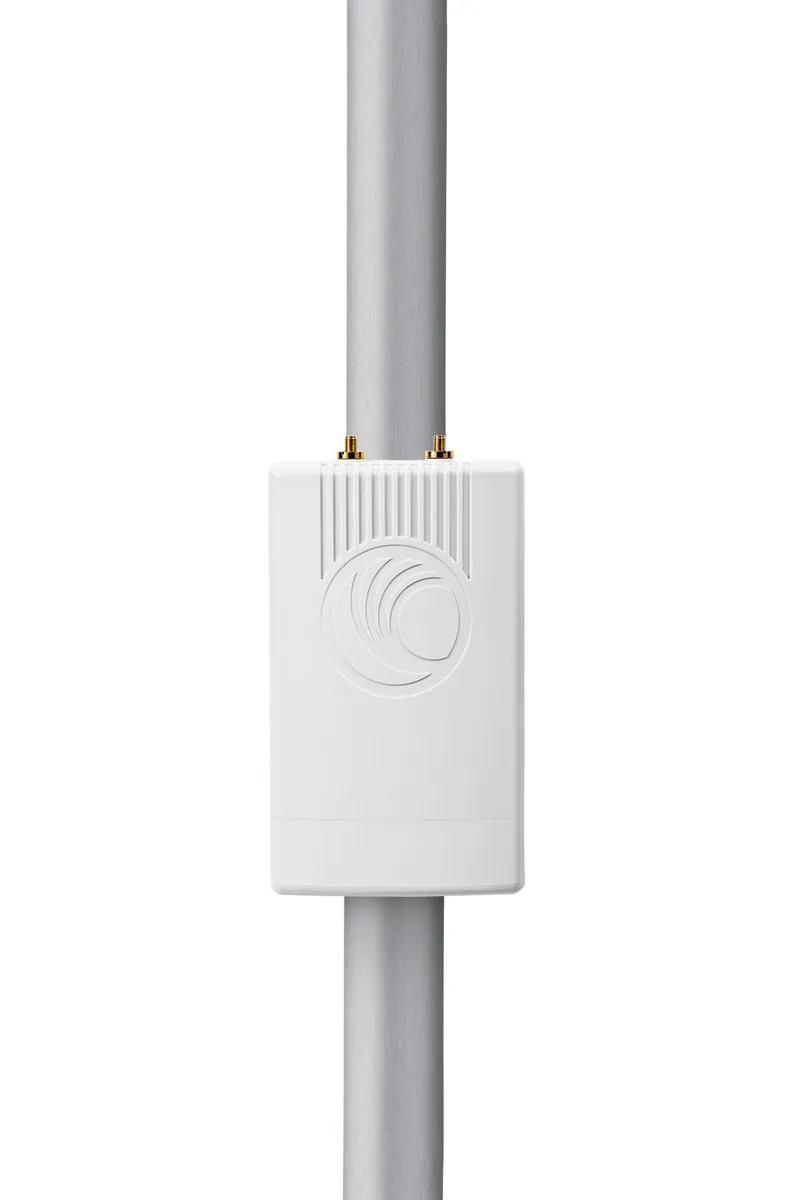 Punto de acceso ePMP 2000 5 GHz con filtrado inteligente y sincronización montado en poste metálico para redes inalámbricas.