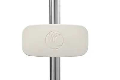 Vorkonfiguriertes Cambium Networks ePMP Force 180 Richtfunk-Set mit weißer ovaler Antenne auf silbernem Mast und gebogenem Vorkonfiguriertes Cambium Networks ePMP Force 180 Richtfunk-Set mit weißer ovaler Antenne auf silbernem Mast und gebogenem