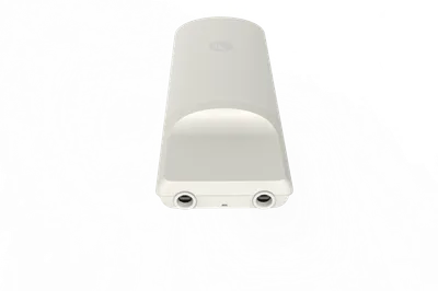 Access point WiFi6 outdoor Cambium Networks con antenna sector 2x2 e porta 2.5GbE, dispositivo bianco rettangolare con due